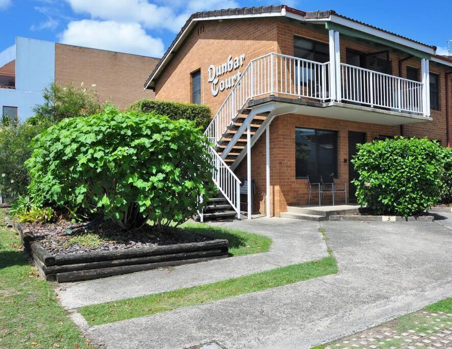 'waters Edge' - Location & Renovated Apartment