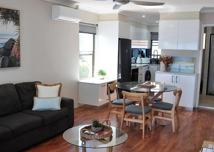 \'Waters Edge\' - Central Location & Renovated