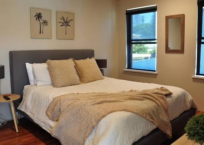 \'Waters Edge\' - Central Location & Renovated