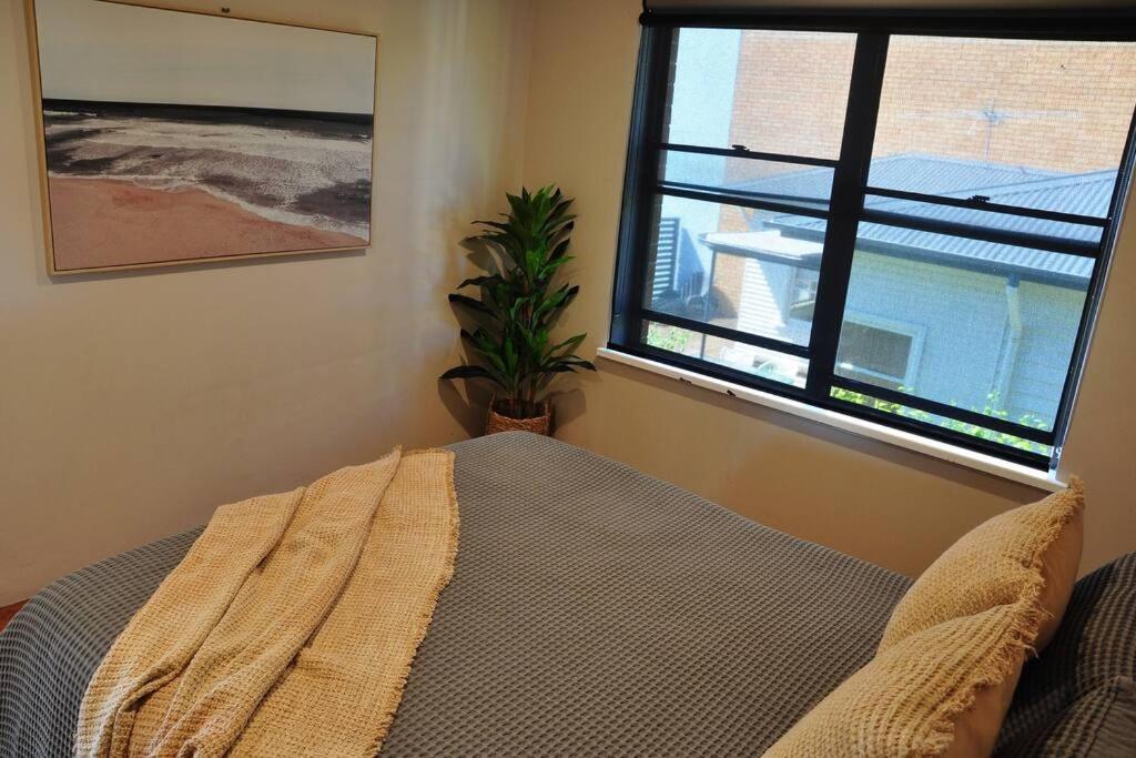 'waters Edge' - Location & Renovated Apartment