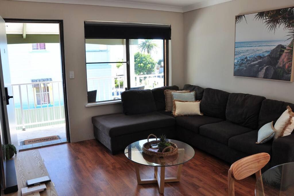 'waters Edge' - Location & Renovated Apartment